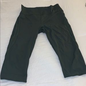 Like new Lululemon olive crops size 10